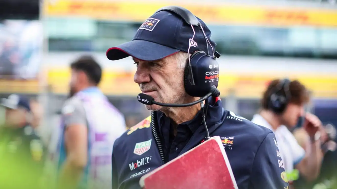 c-370 Adrian Newey clutching his notebook on the grid at Silverstone