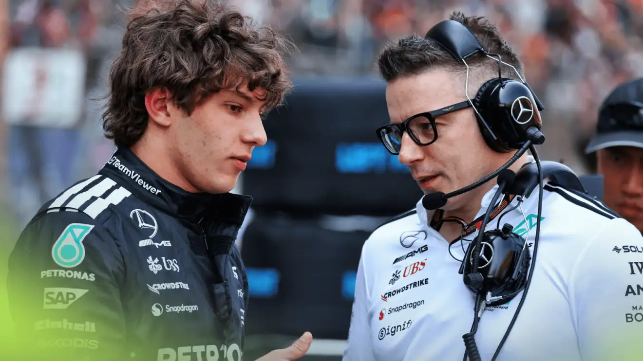 c-1270 Andrea Kimi Antonelli and Peter Bonnington deep in conversation on the Chinese GP sprint grid