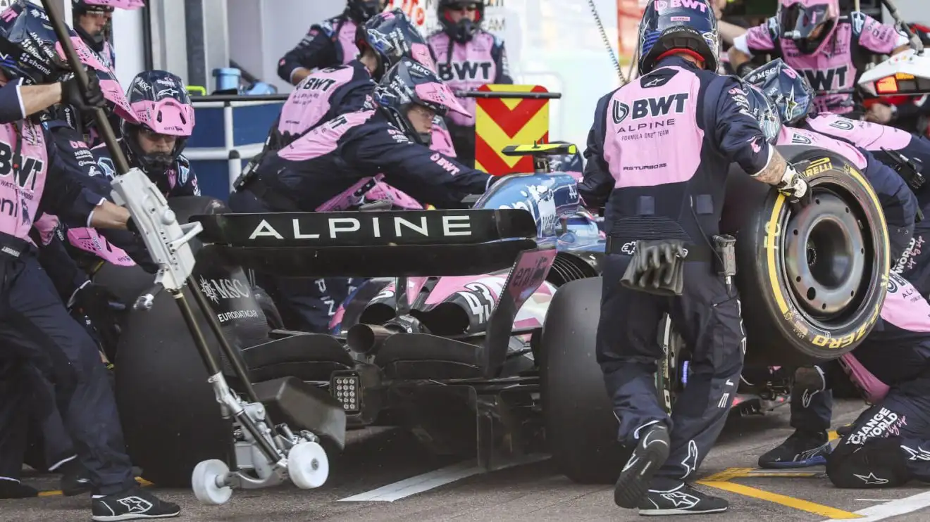 c-1663 Alpine rear wing in a pit stop
