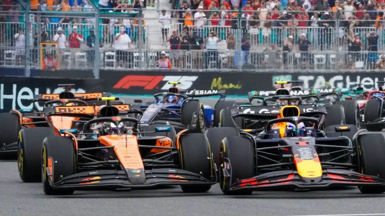 c-297 Lando Norris going wheel-to-wheel against Max Verstappen