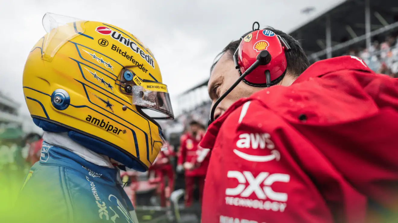c-590 Lewis Hamilton and race engineer Riccardo Adami in conversation on the grid in Miami