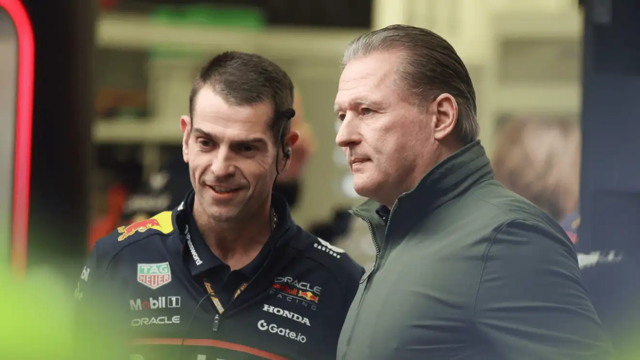 c-896 Jos Verstappen in conversation with a Red Bull mechanic in the garage in Bahrain