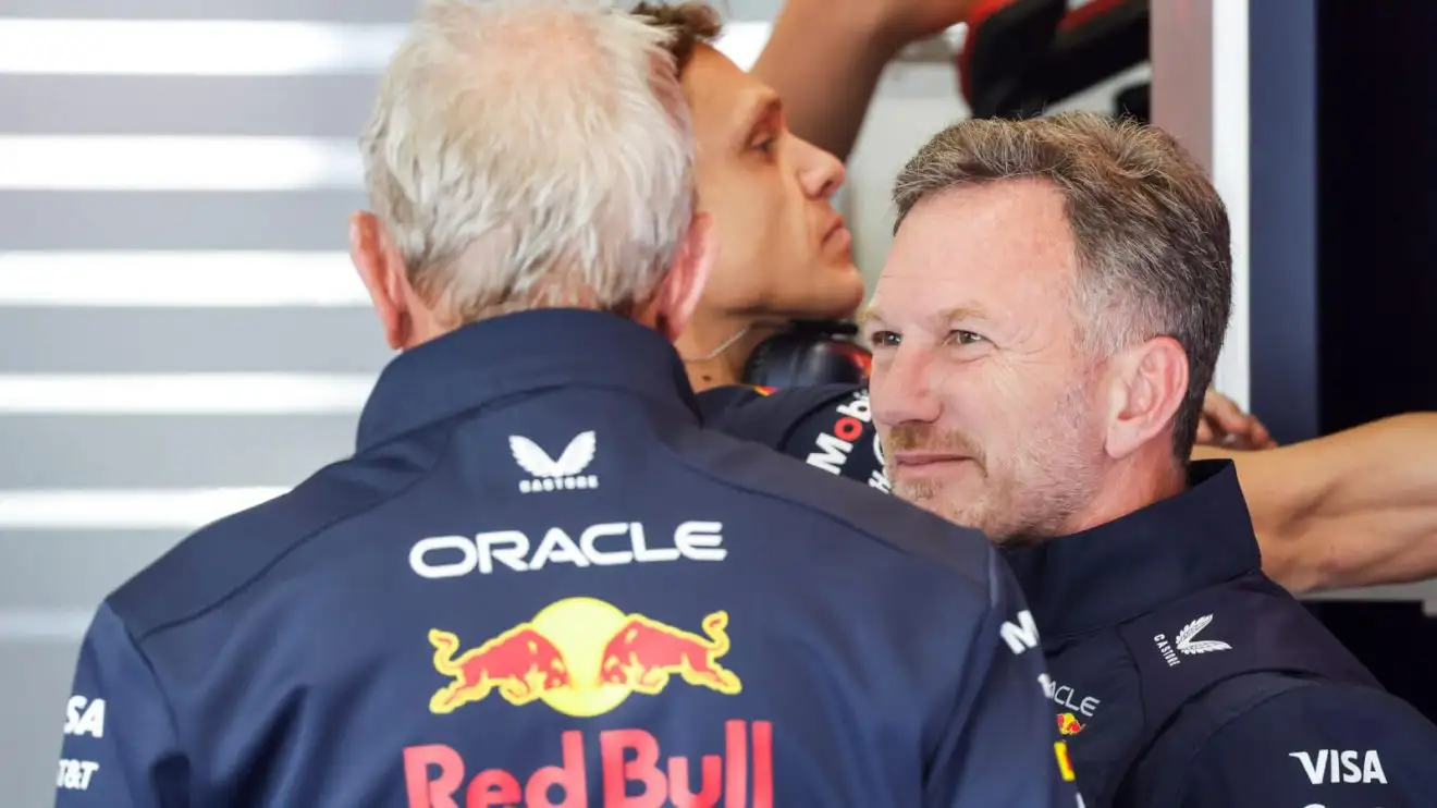 c-908 Helmut Marko speaking with Christian Horner