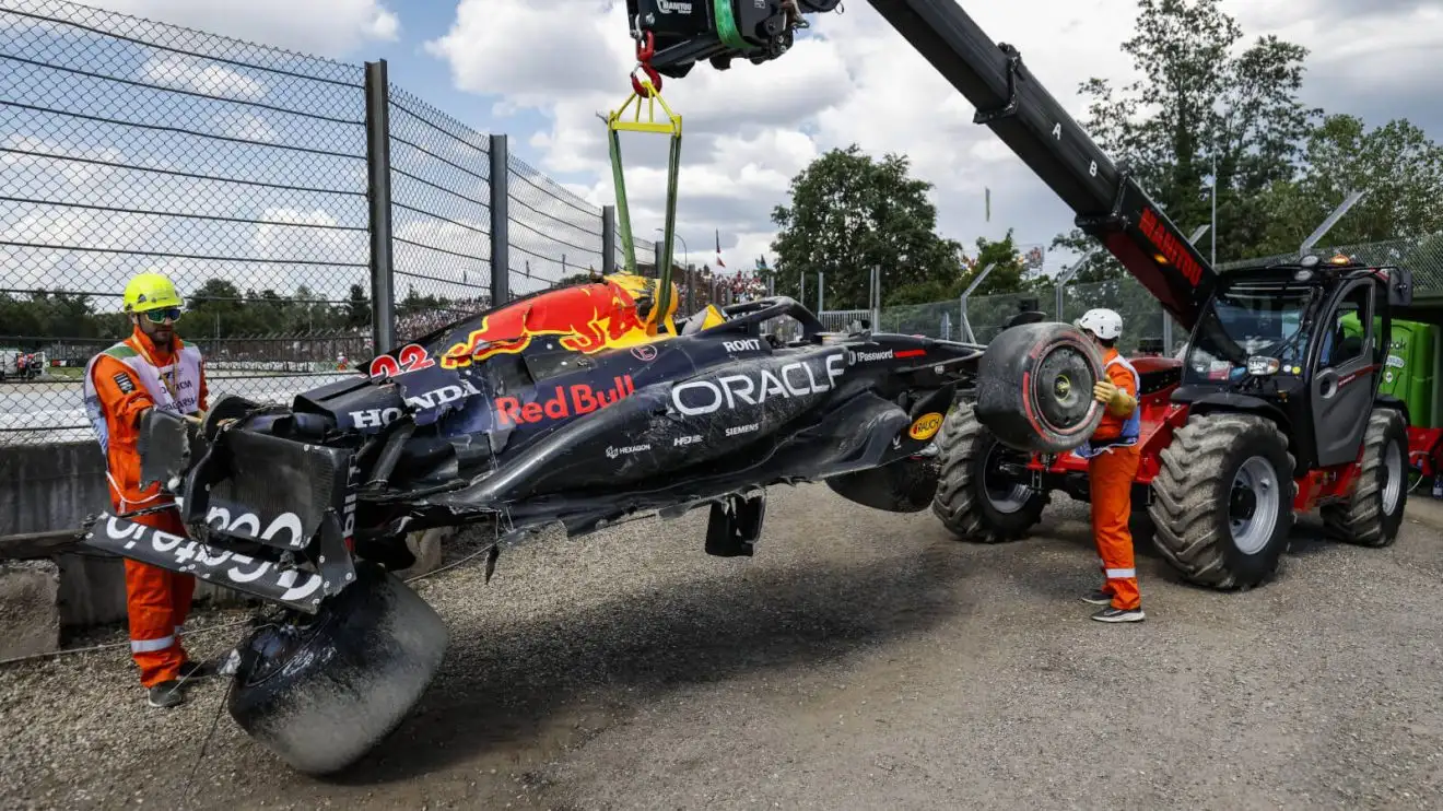 c-999 Yuki Tsunoda's crashed Red Bull RB21