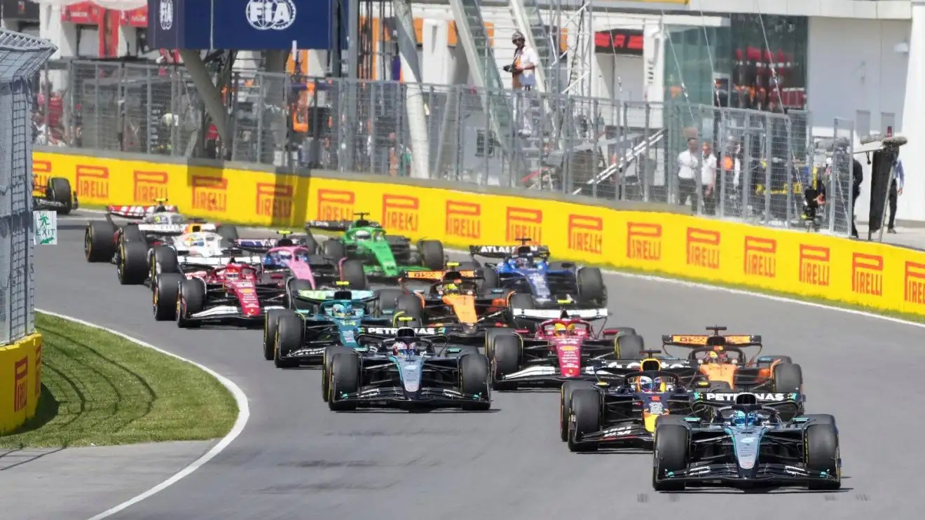 c-832 George Russell leads the pack at the start of the F1 Canadian Grand Prix