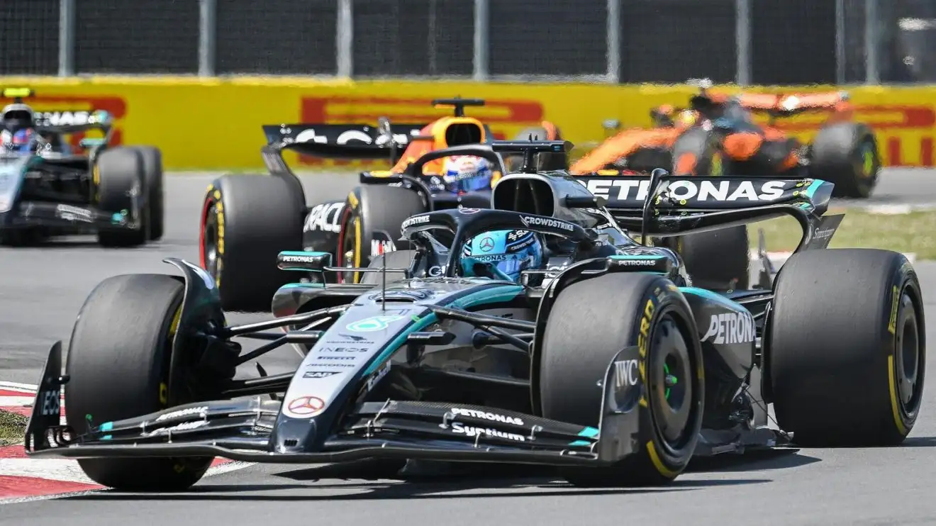 c-853 George Russell takes a turn ahead of the pack during the F1 Canadian Grand Prix